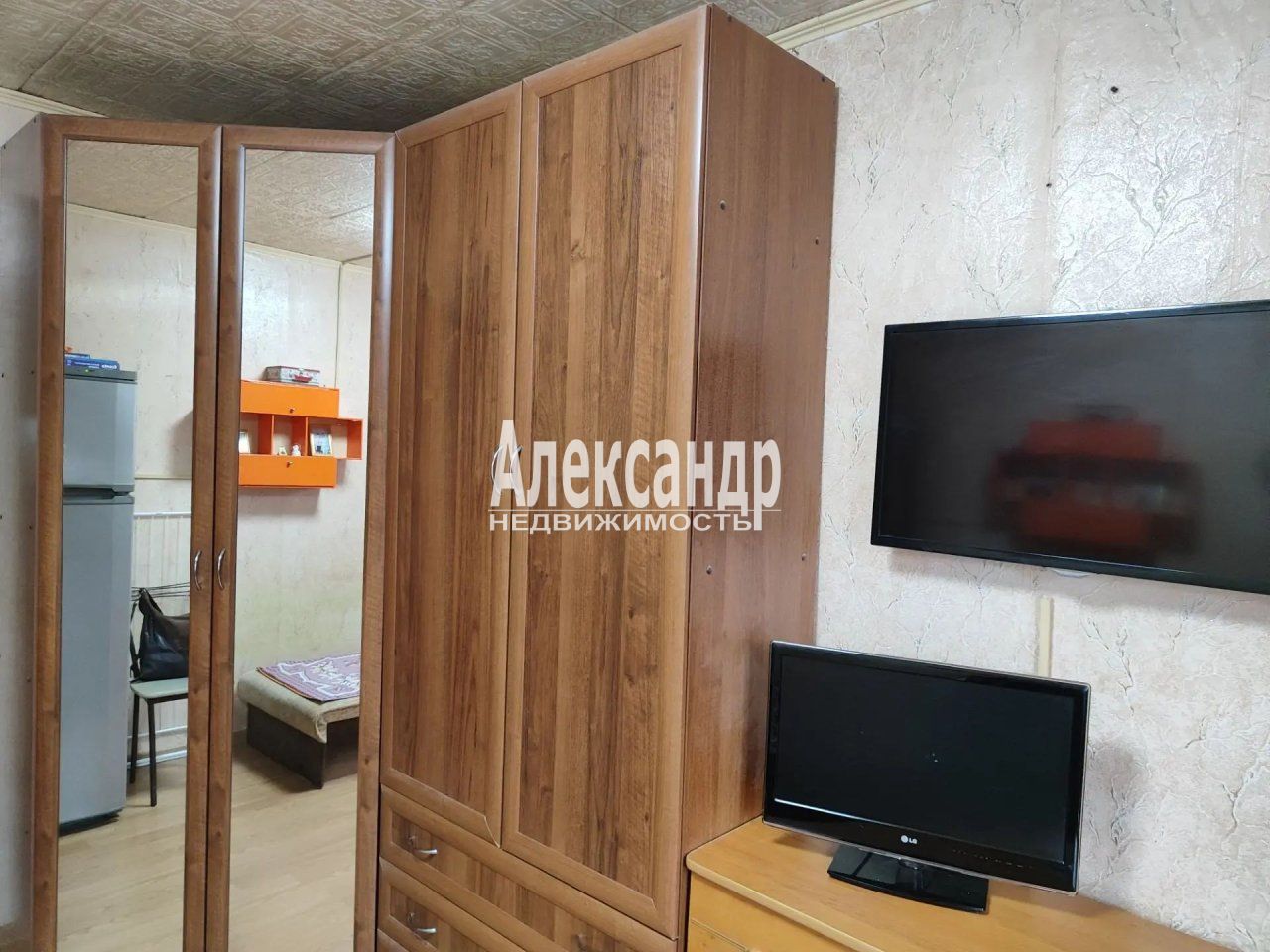 Комната в 6-комнатной квартире (103м2) на продажу по адресу Санкт-Петербург, Ломоносов, улица Победы, 3— фото 2 из 12