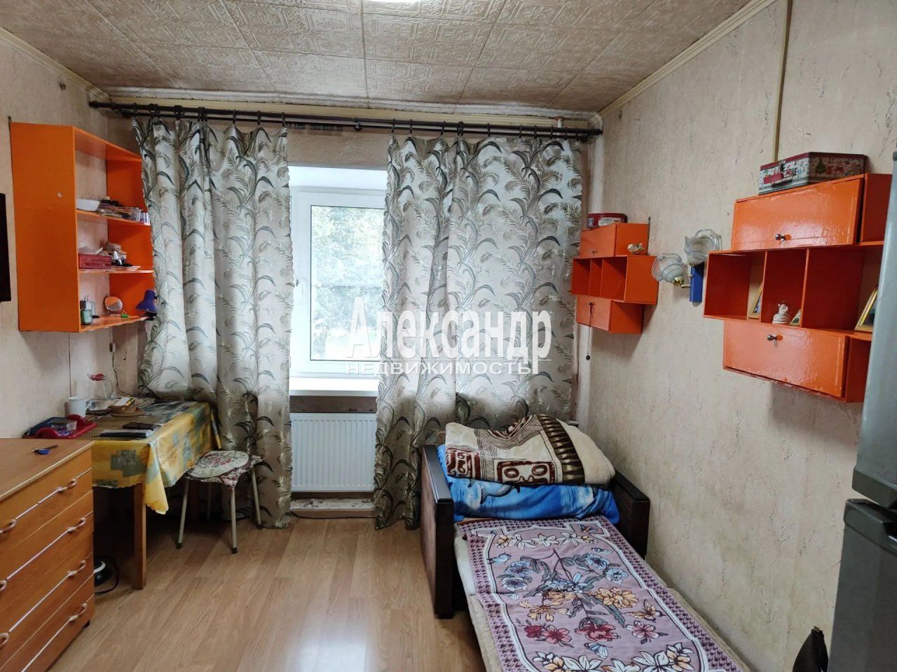 Комната в 6-комнатной квартире (103м2) на продажу по адресу Санкт-Петербург, Ломоносов, улица Победы, 3— фото 1 из 12