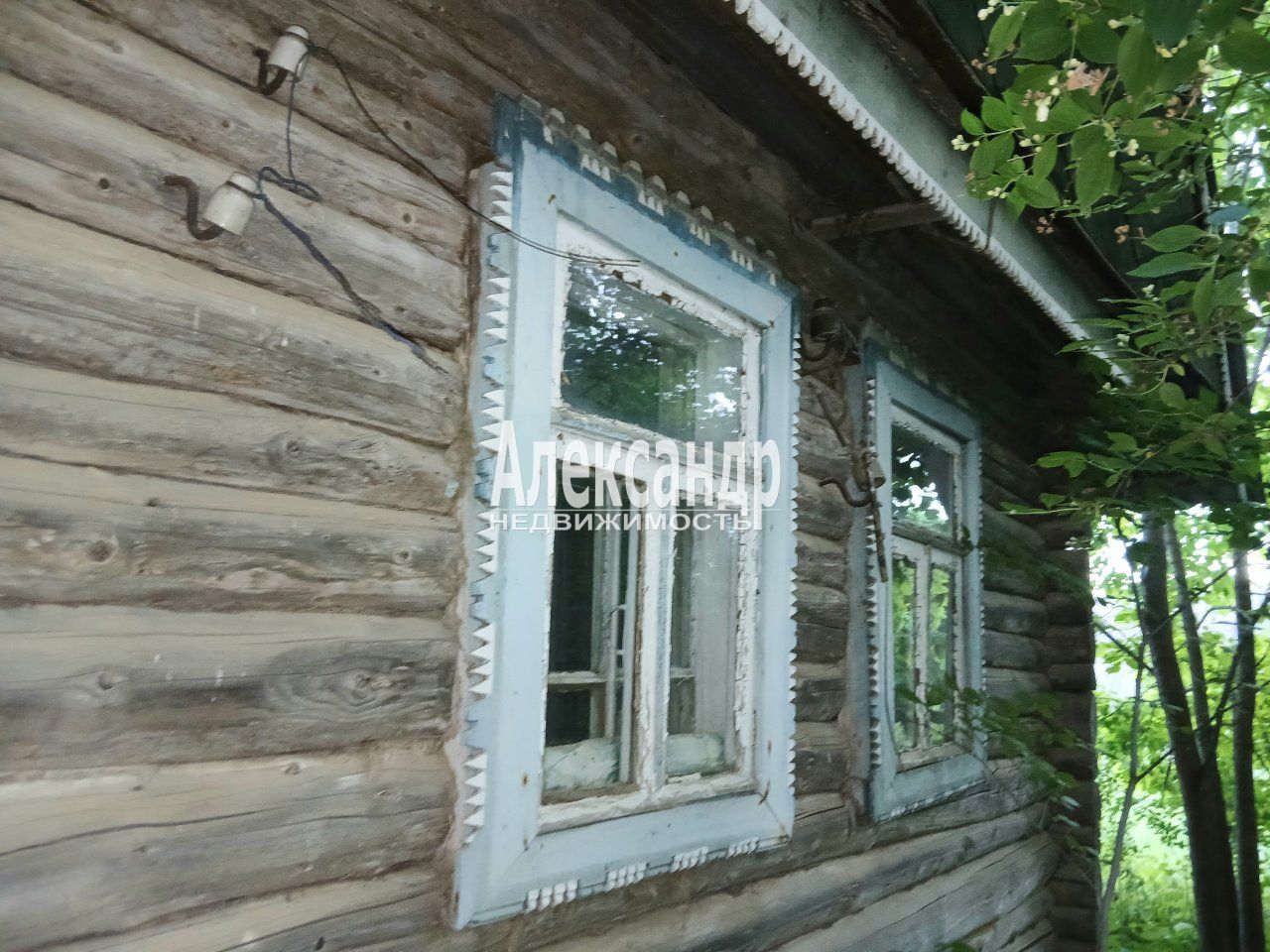 Бревенчатый крепкий дом