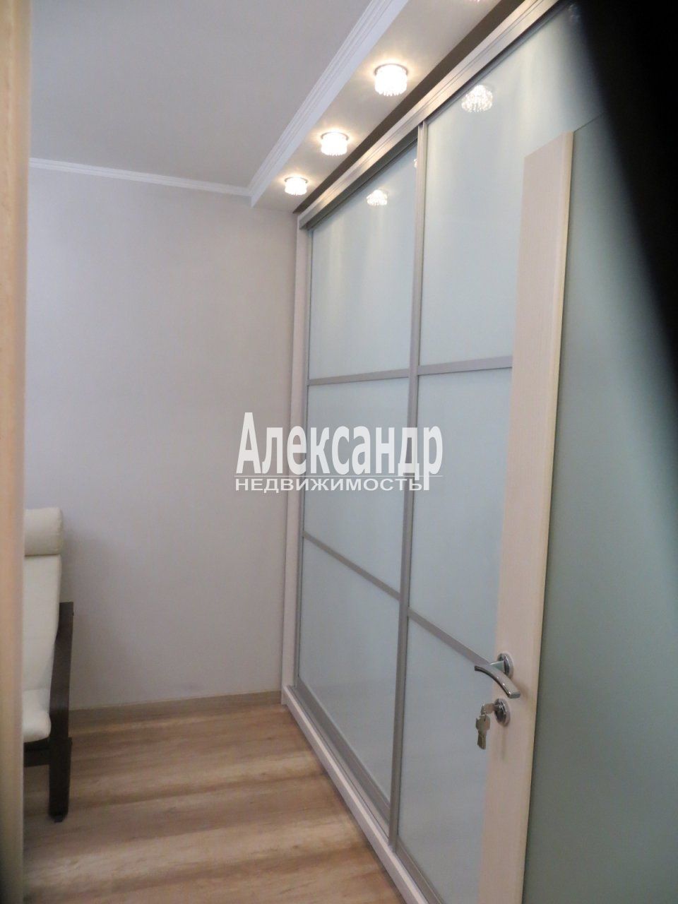 2-комнатная квартира (52м2) на продажу по адресу Санкт-Петербург, проспект Авиаконструкторов, 18к1— фото 4 из 19