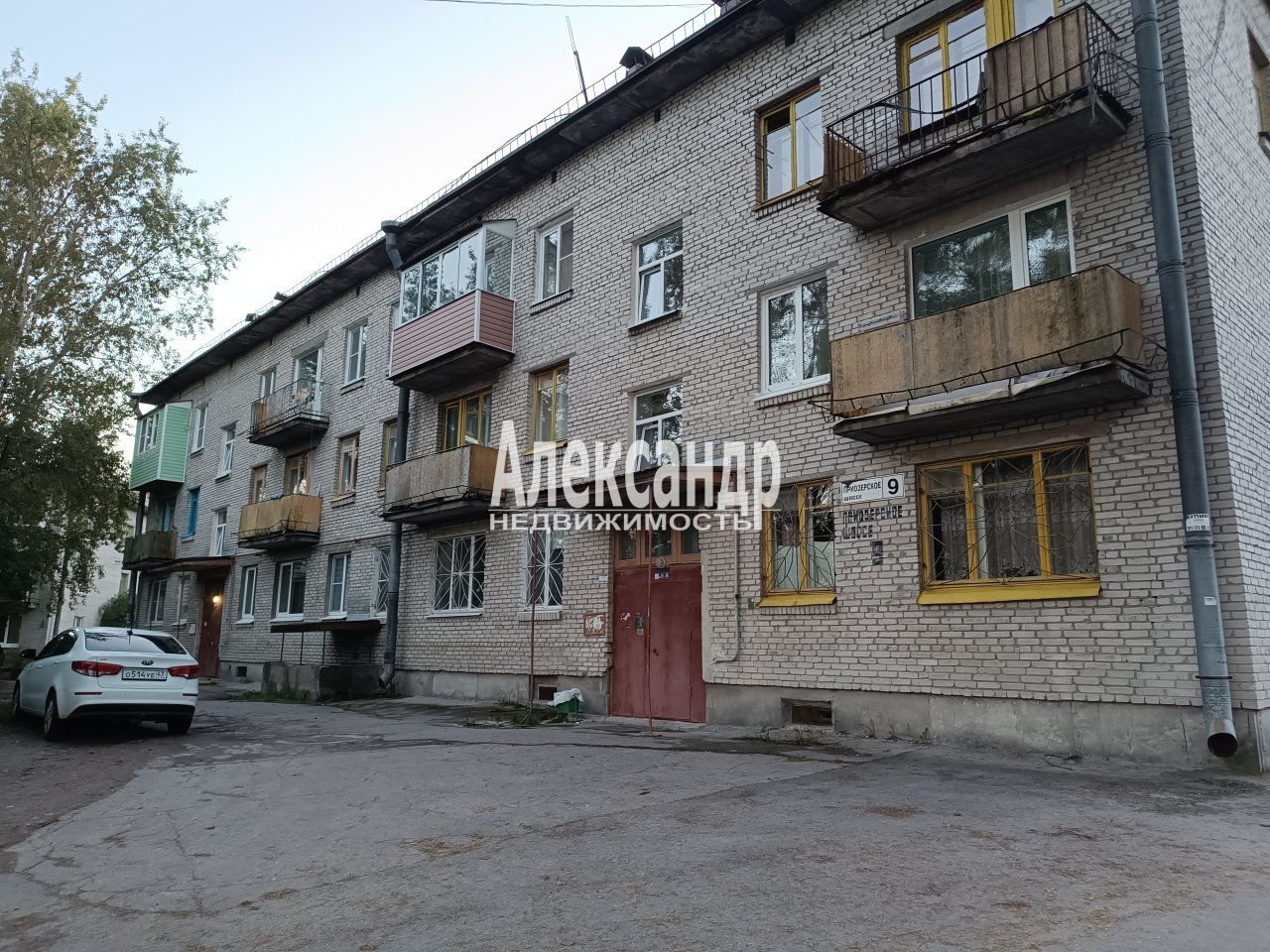 2-комнатная квартира (42м2) на продажу по адресу Ленинградская область, Приозерский район, городской посёлок Кузнечное, Приозерское шоссе, 9— фото 1 из 12
