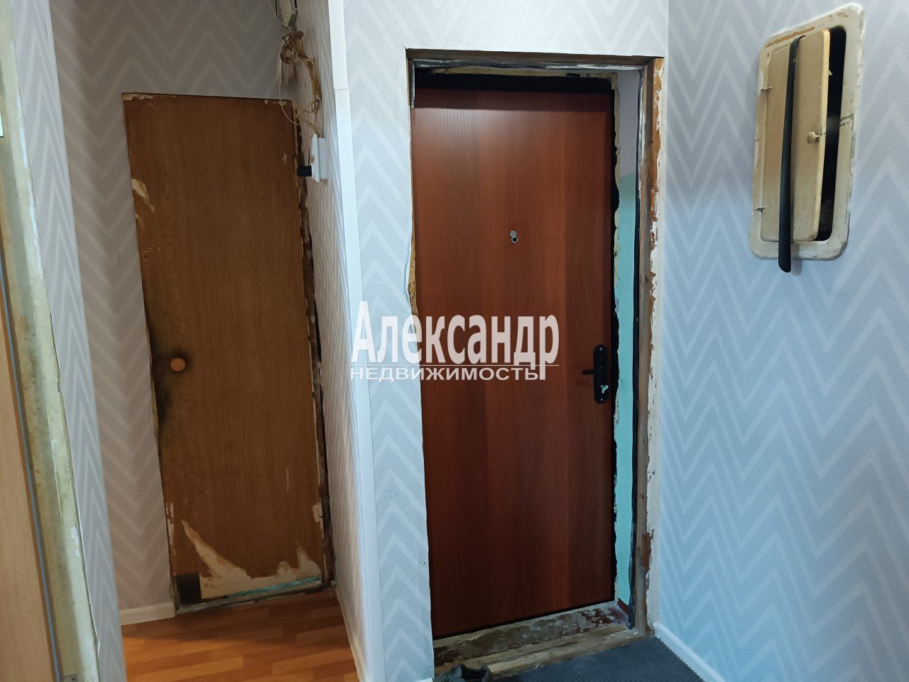 2-комнатная квартира (42м2) на продажу по адресу Ленинградская область, Приозерский район, городской посёлок Кузнечное, Приозерское шоссе, 9— фото 8 из 12