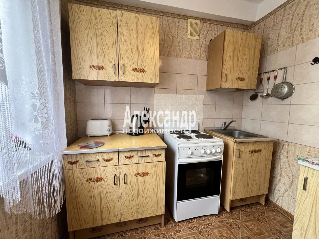 2-комнатная квартира (58м2) в аренду по адресу Санкт-Петербург, улица Шаврова, 27— фото 3 из 17