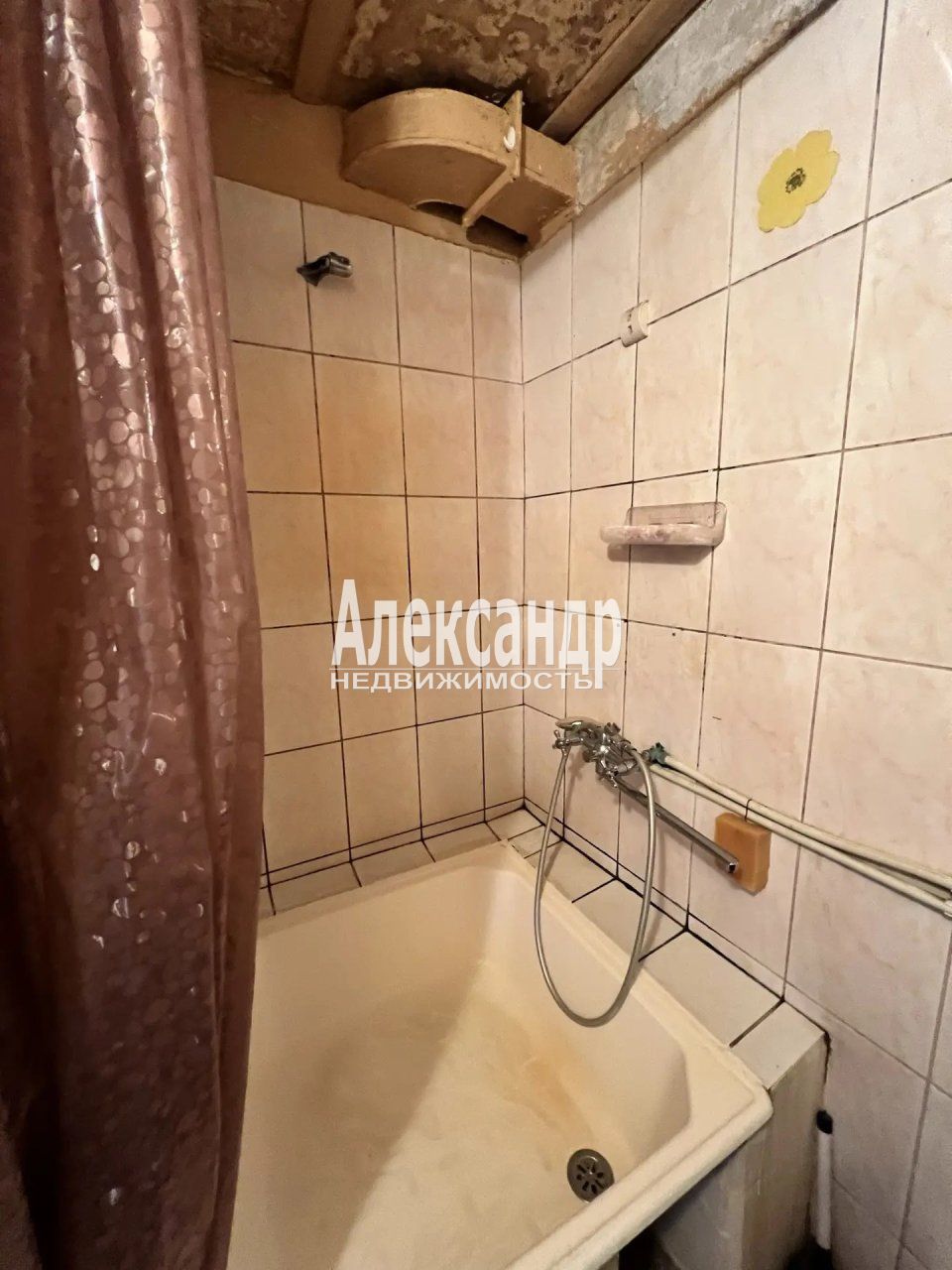 Комната в 12-комнатной квартире (232м2) на продажу по адресу Санкт-Петербург, Аэродромная улица, 7к4— фото 12 из 19