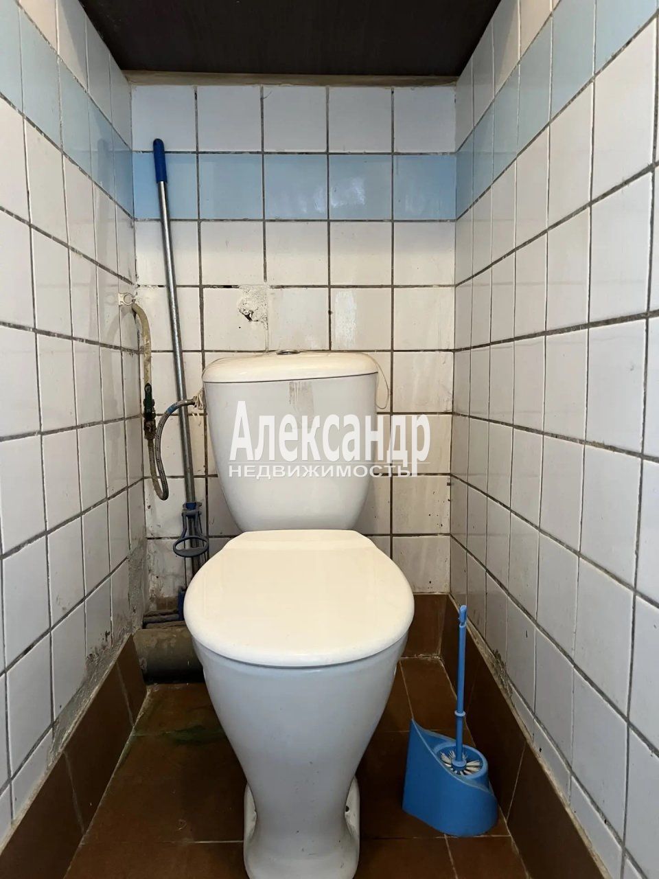Комната в 12-комнатной квартире (232м2) на продажу по адресу Санкт-Петербург, Аэродромная улица, 7к4— фото 13 из 19