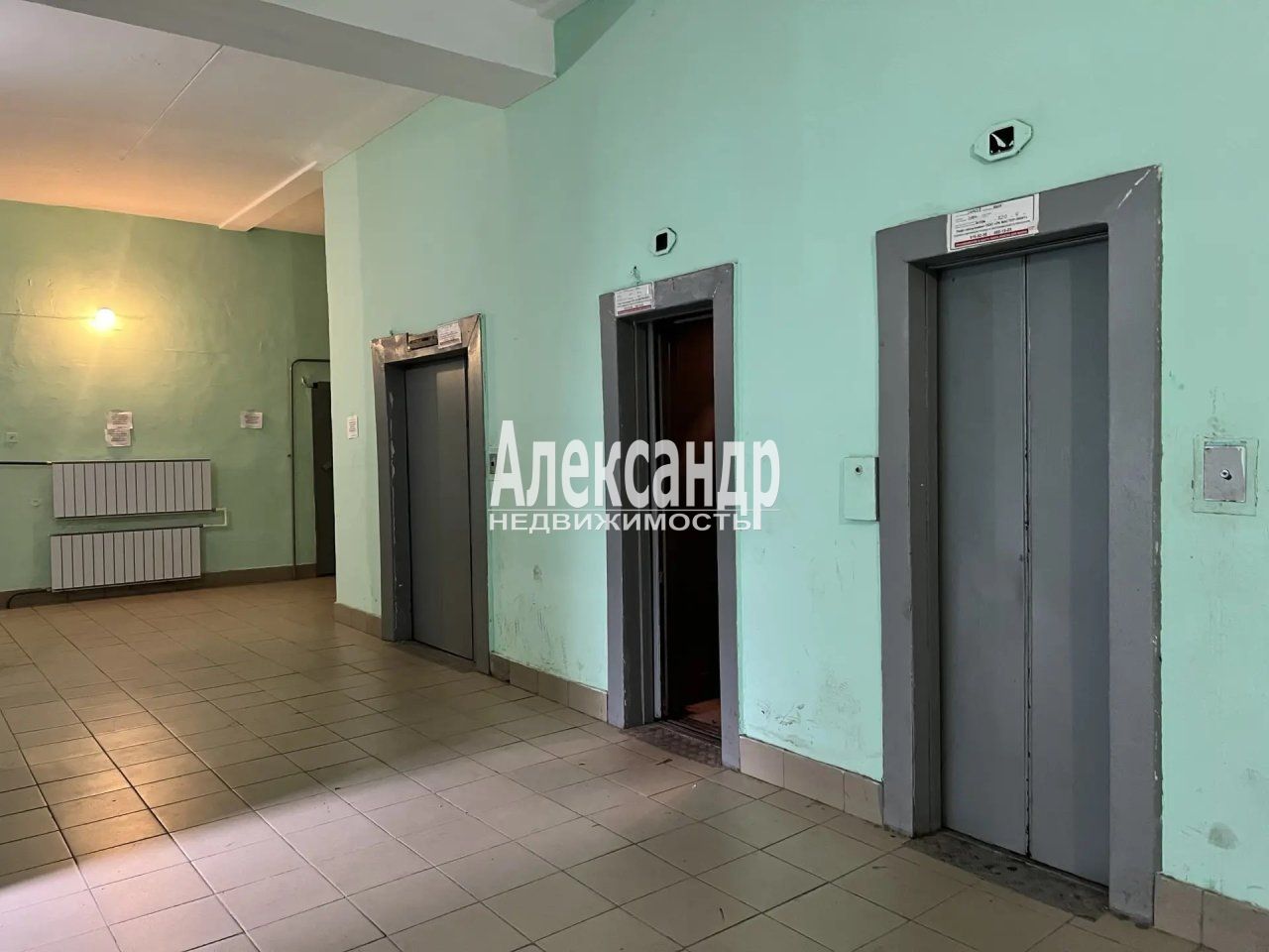 Комната в 12-комнатной квартире (232м2) на продажу по адресу Санкт-Петербург, Аэродромная улица, 7к4— фото 17 из 19