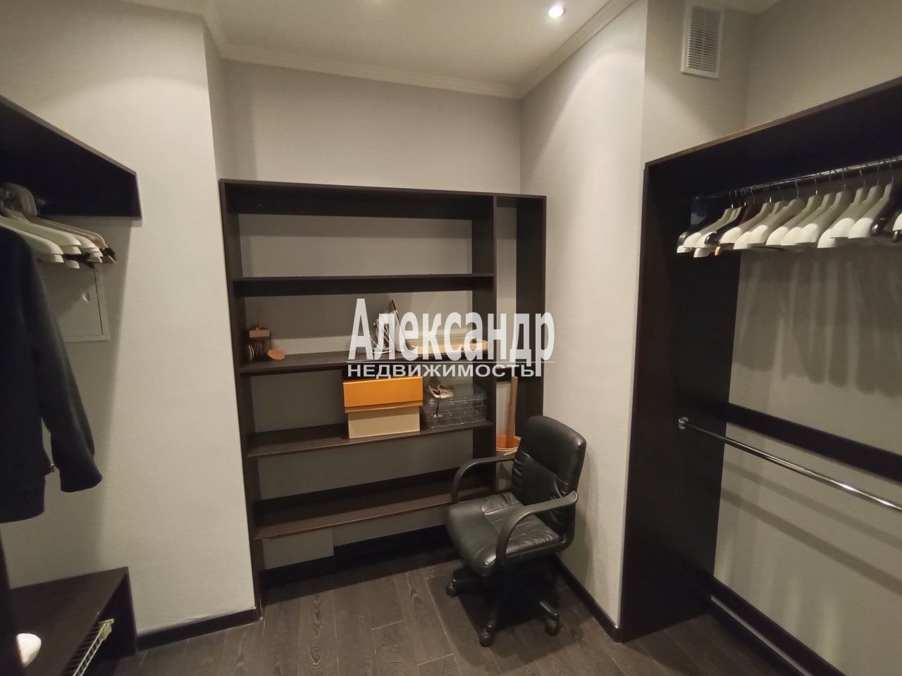 2-комнатная квартира (95м2) в аренду по адресу Санкт-Петербург, улица Кораблестроителей, 30— фото 13 из 30