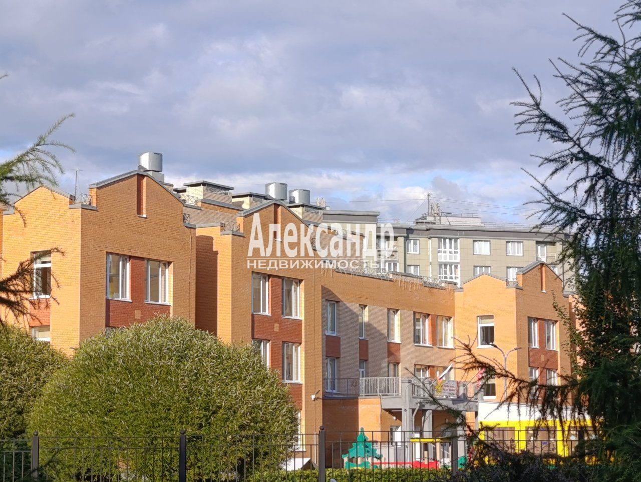 2-комнатная квартира (44м2) на продажу по адресу Санкт-Петербург, Пушкинский район, посёлок Шушары, территория Славянка, Изборская улица, 1к2, подъезд 2— фото 3 из 33