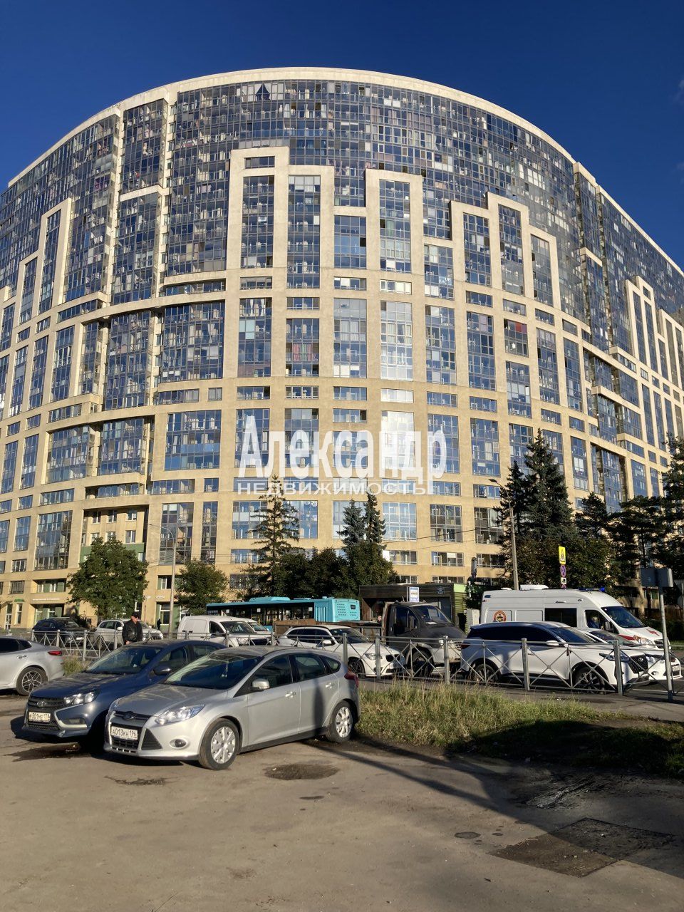 3-комнатная квартира (73м2) на продажу по адресу Санкт-Петербург, проспект Александровской Фермы, 8— фото 1 из 30