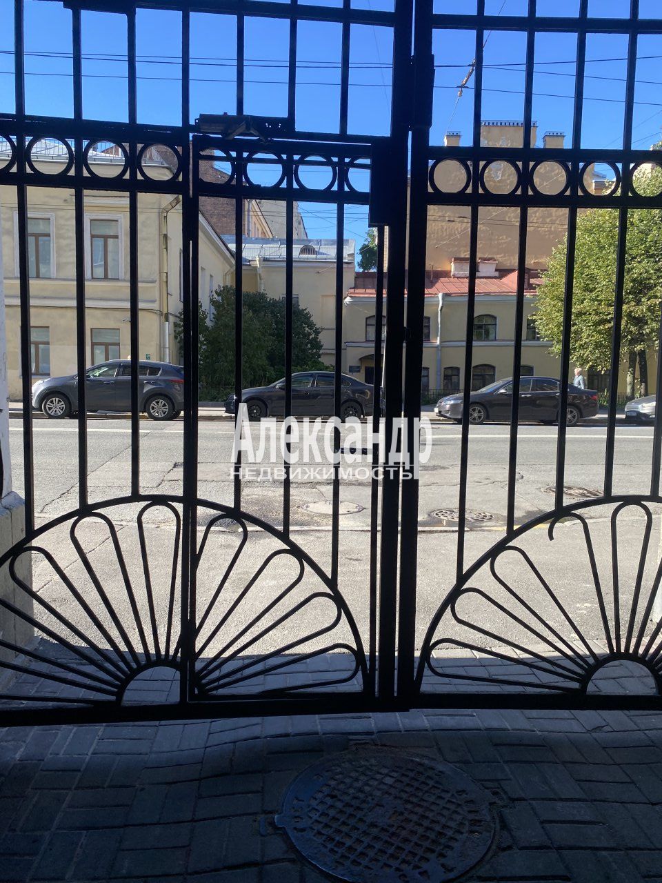 Комната в 6-комнатной квартире (177м2) на продажу по адресу Санкт-Петербург, Мытнинская улица, 9, подъезд 1— фото 3 из 21
