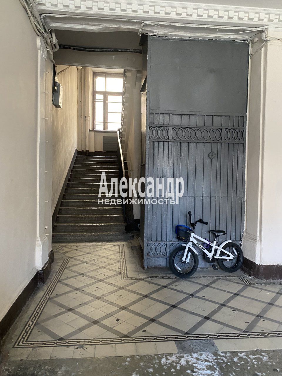 Комната в 6-комнатной квартире (177м2) на продажу по адресу Санкт-Петербург, Мытнинская улица, 9, подъезд 1— фото 19 из 21