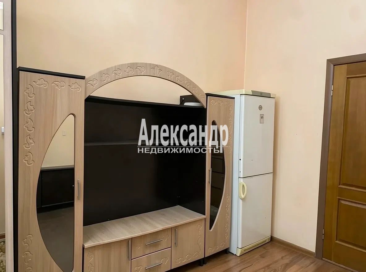 Комната в 6-комнатной квартире (177м2) на продажу по адресу Санкт-Петербург, Мытнинская улица, 9— фото 1 из 15