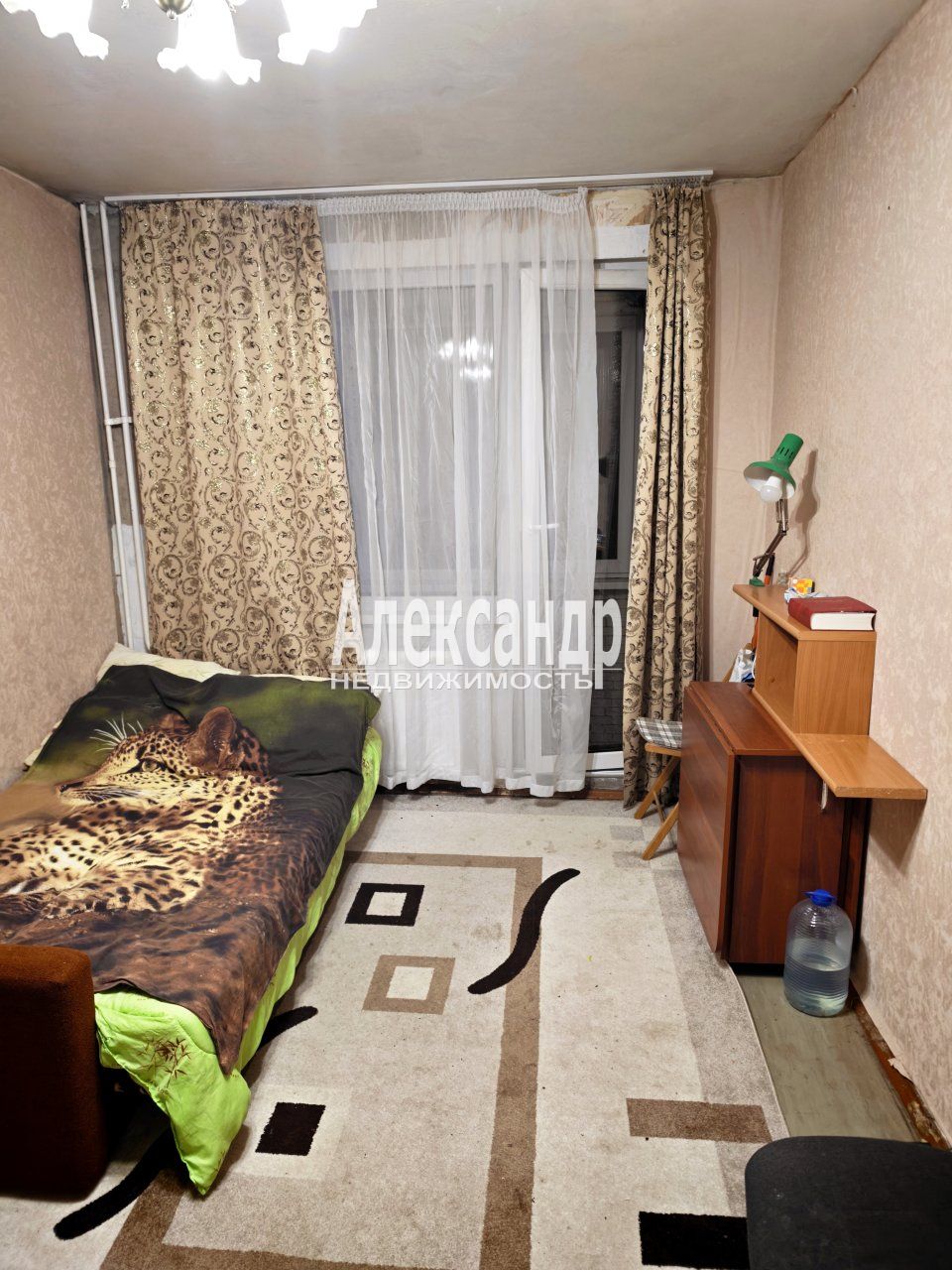 Комната в 4-комнатной квартире (77м2) в аренду по адресу Санкт-Петербург, Серебристый бульвар, 5к1, подъезд 6— фото 1 из 7