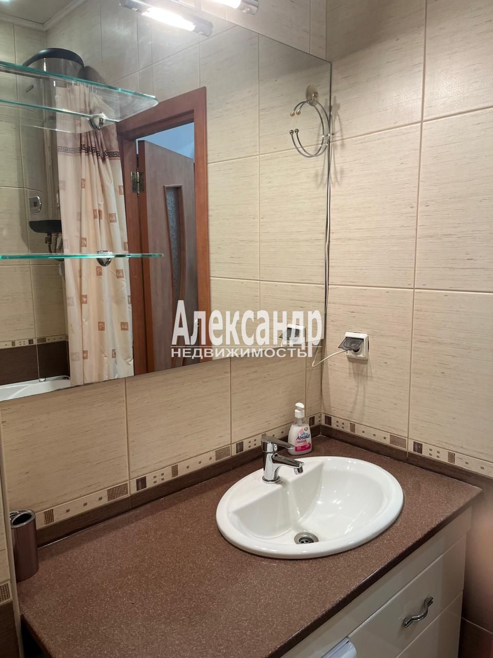 1-комнатная квартира (40м2) в аренду по адресу Санкт-Петербург, улица Александра Матросова, 20к2, подъезд 1— фото 13 из 18
