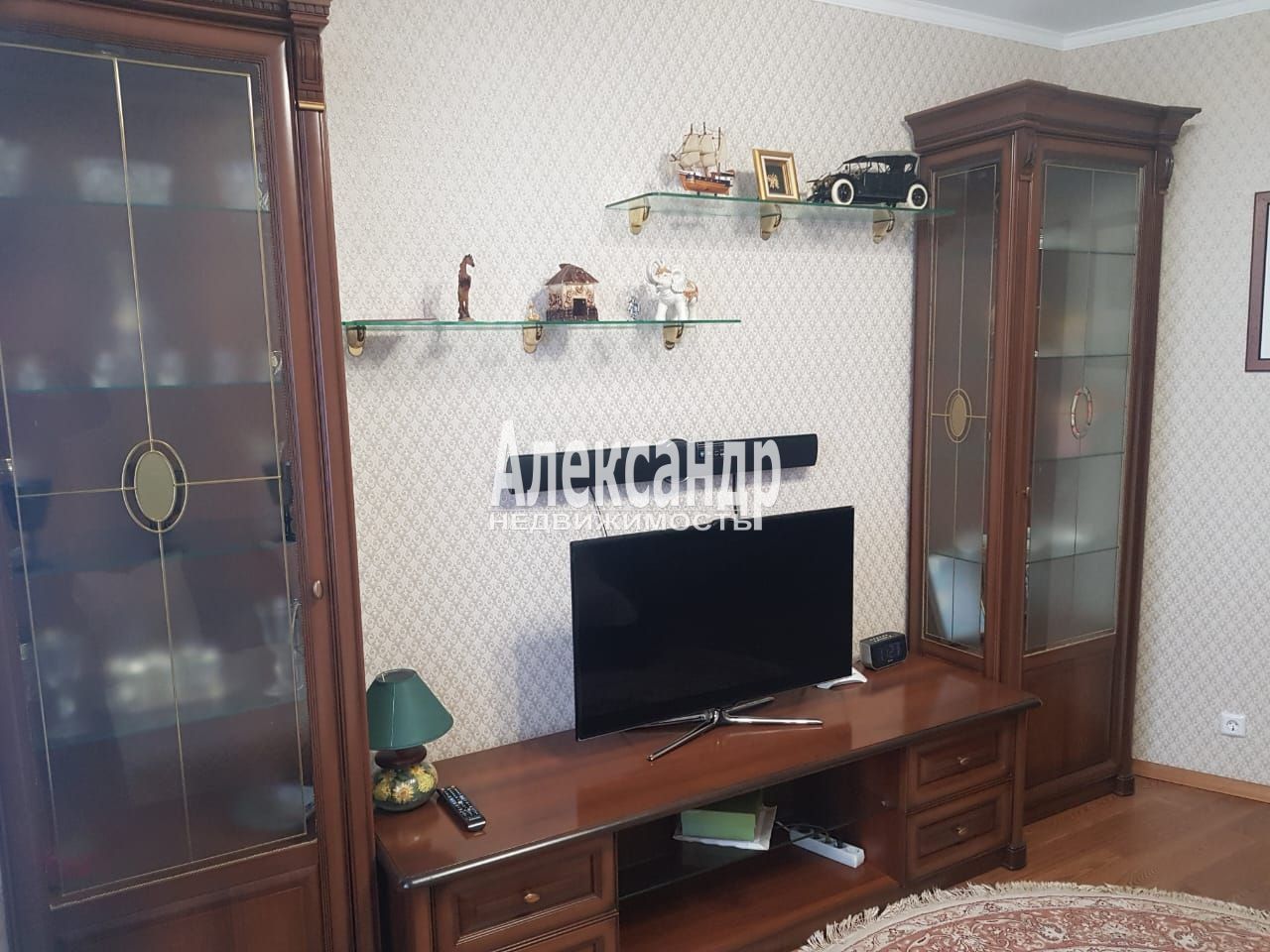 1-комнатная квартира (40м2) в аренду по адресу Ленинградская область, Всеволожский район, Мурино, Охтинская аллея, 10к1— фото 1 из 13
