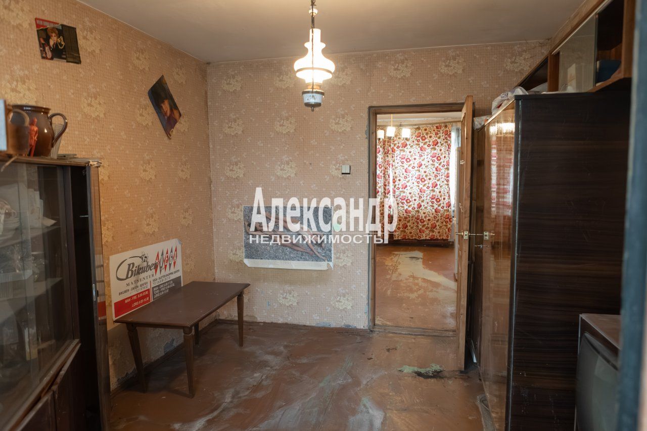 3-комнатная квартира (63м2) на продажу по адресу Санкт-Петербург, Байконурская улица, 7к1— фото 3 из 19