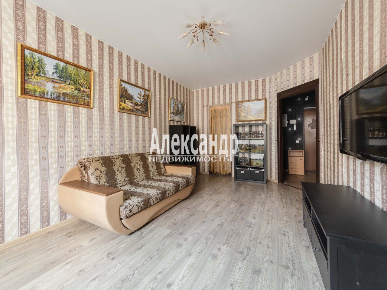 1-комнатная квартира (42м2) на продажу по адресу Санкт-Петербург, улица Ворошилова, 31к1, подъезд 4— фото 4 из 20