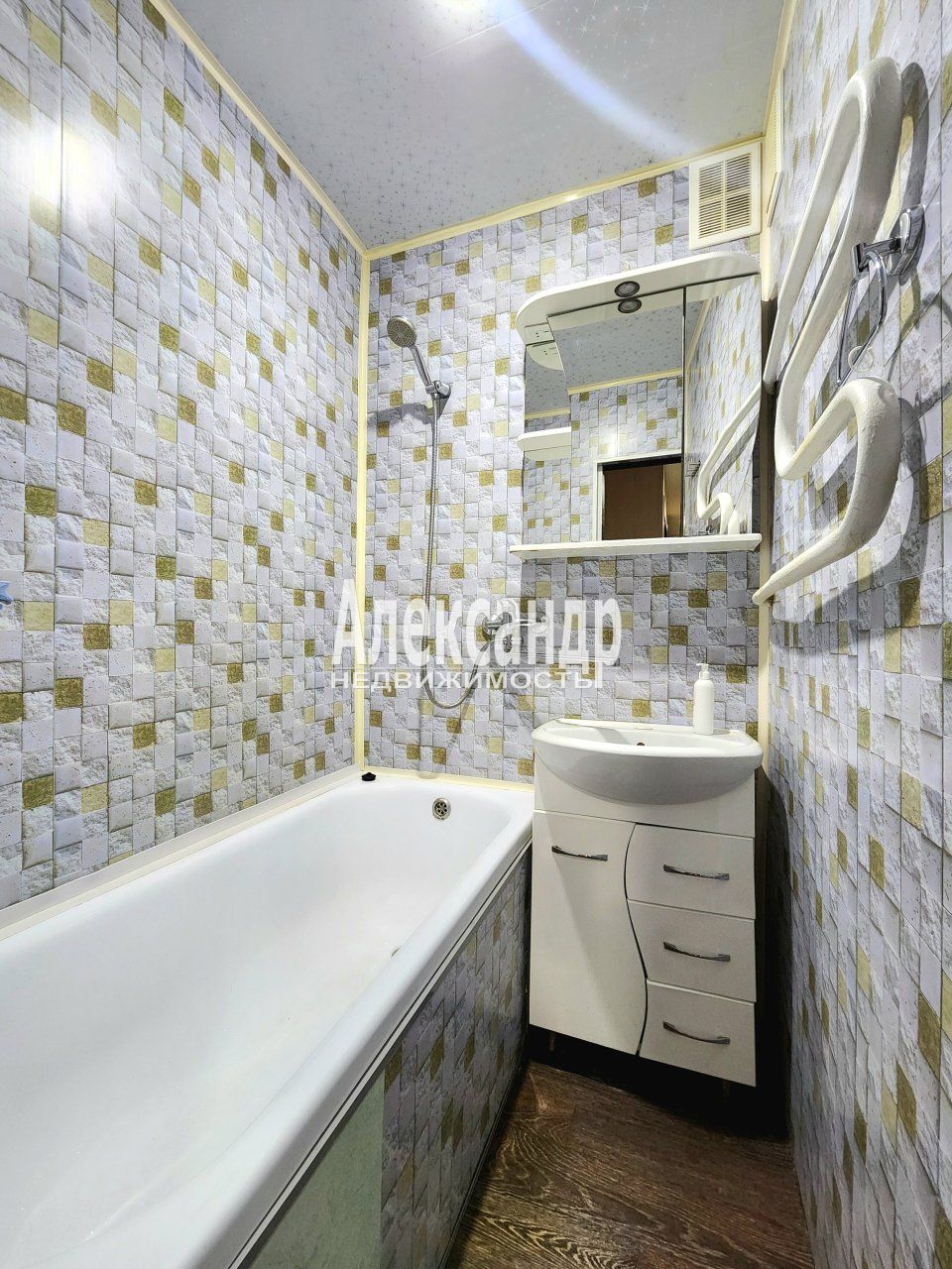 2-комнатная квартира (47м2) на продажу по адресу Ленинградская область, Кириши, улица Строителей, 10— фото 7 из 12