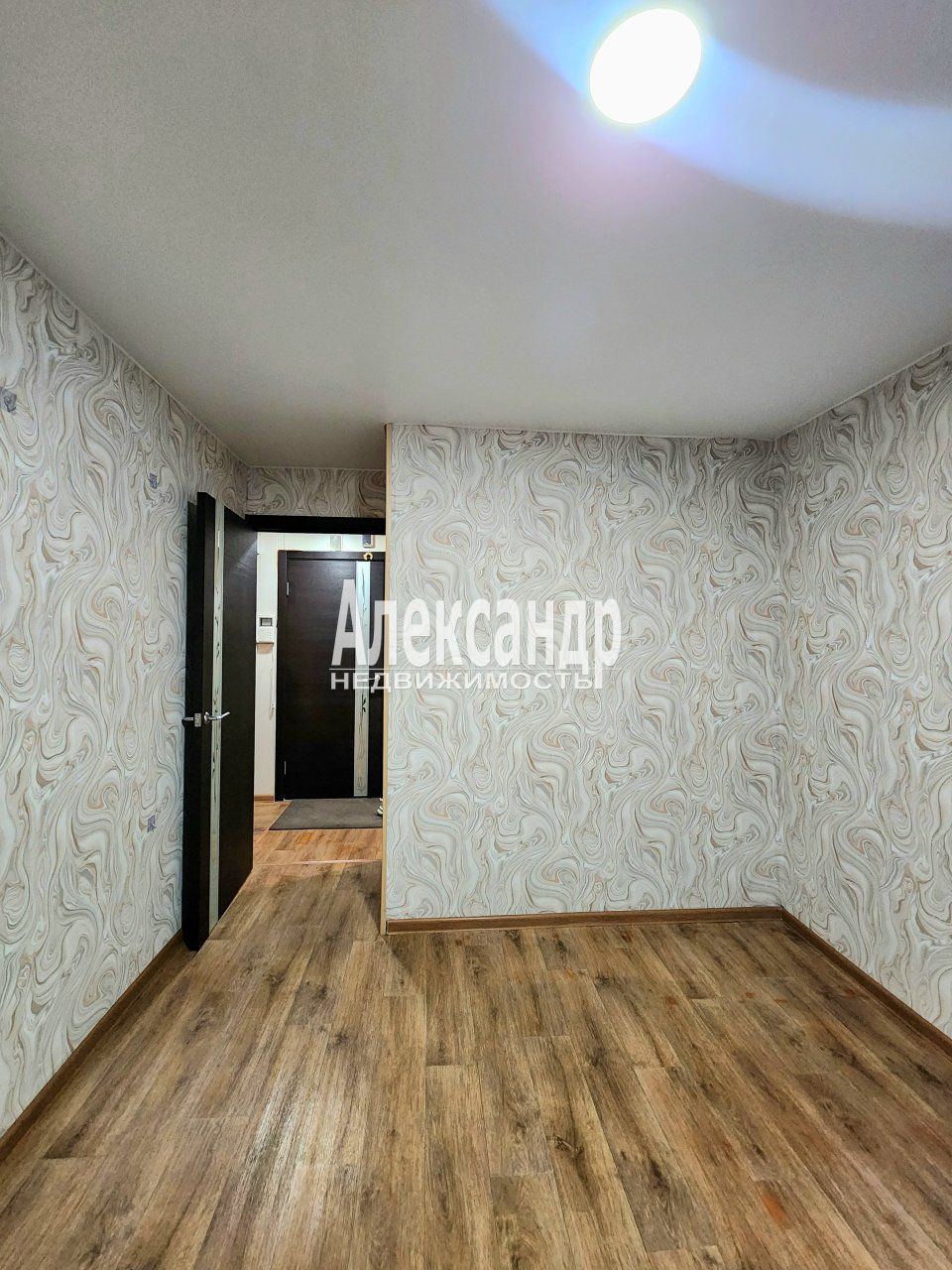 2-комнатная квартира (47м2) на продажу по адресу Ленинградская область, Кириши, улица Строителей, 10— фото 10 из 12