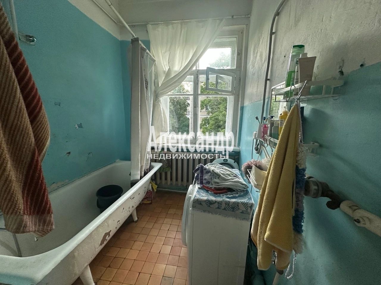 Комната в 4-комнатной квартире (98м2) на продажу по адресу Санкт-Петербург, Петергоф, Эрлеровский бульвар, 4— фото 5 из 8