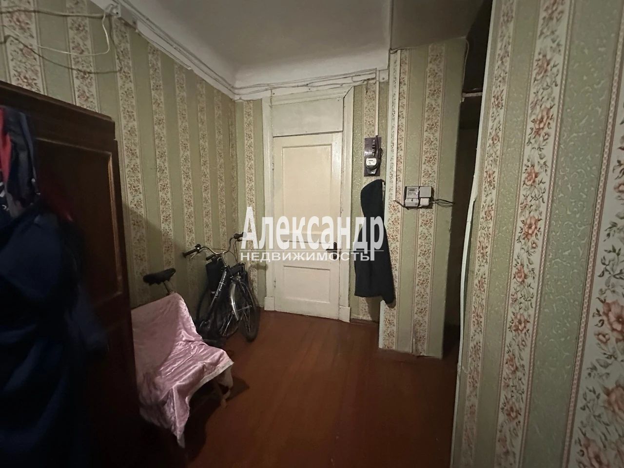 Комната в 4-комнатной квартире (98м2) на продажу по адресу Санкт-Петербург, Петергоф, Эрлеровский бульвар, 4— фото 4 из 8