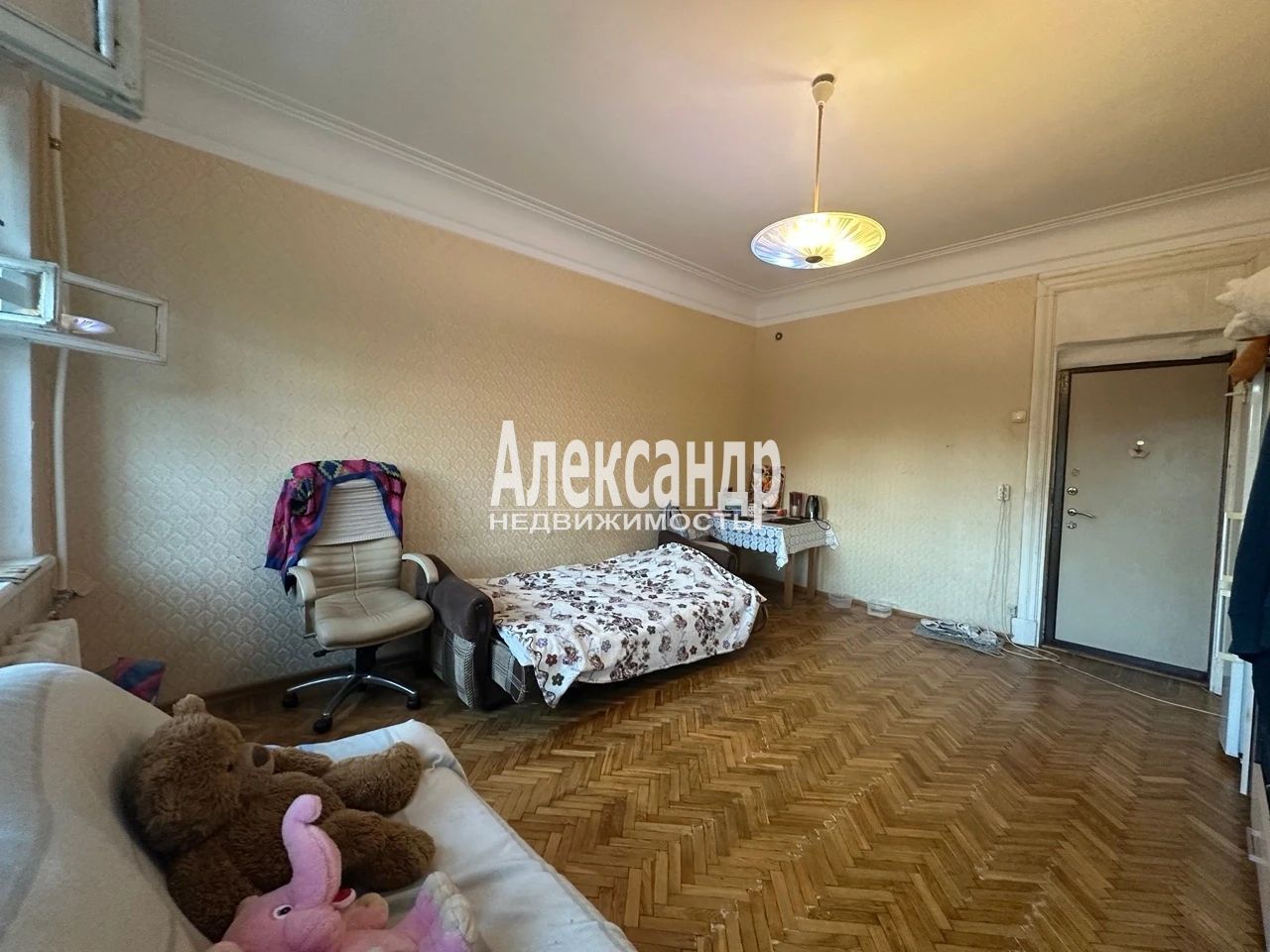 Комната в 4-комнатной квартире (98м2) на продажу по адресу Санкт-Петербург, Петергоф, Эрлеровский бульвар, 4— фото 3 из 8