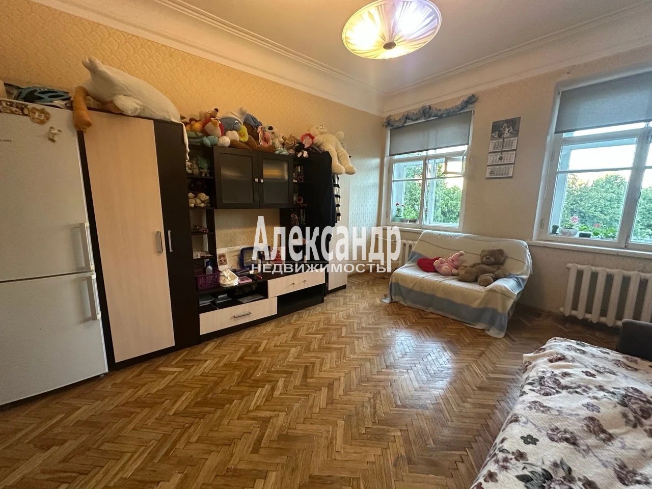 Комната в 4-комнатной квартире (98м2) на продажу по адресу Санкт-Петербург, Петергоф, Эрлеровский бульвар, 4— фото 2 из 8