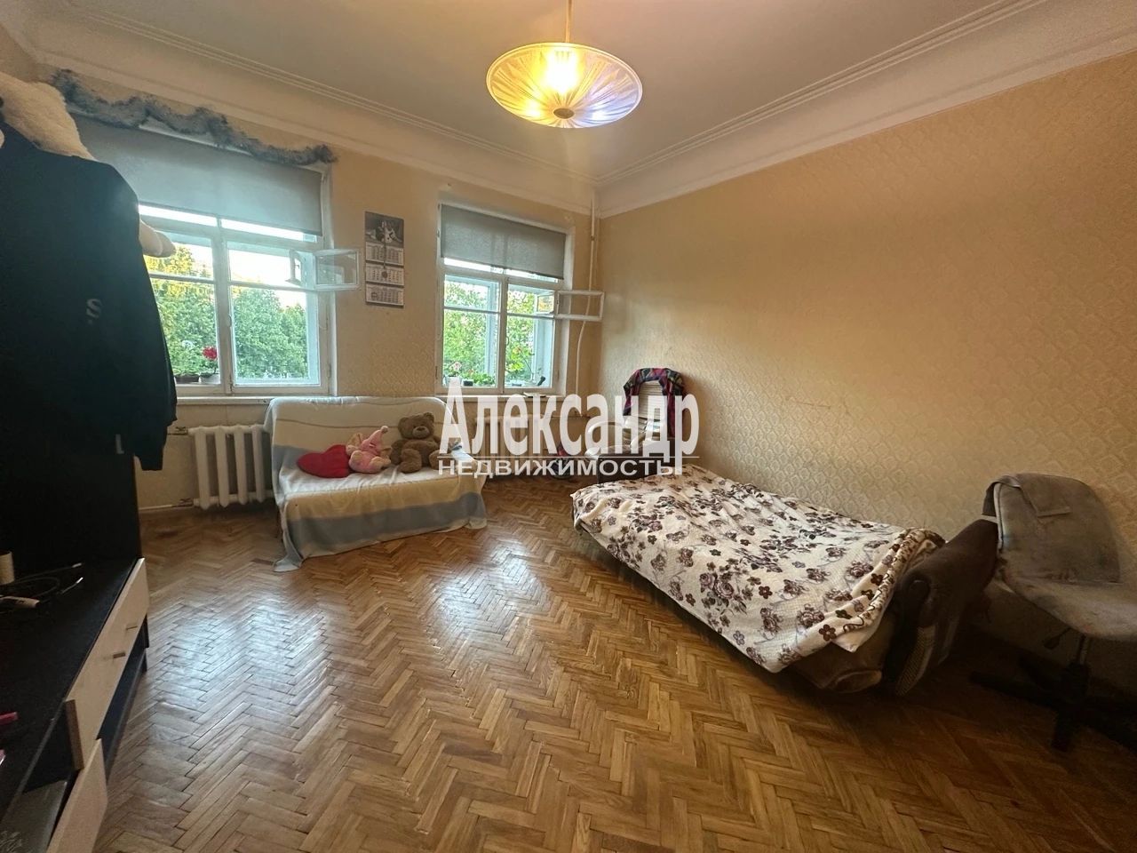 Комната в 4-комнатной квартире (98м2) на продажу по адресу Санкт-Петербург, Петергоф, Эрлеровский бульвар, 4— фото 1 из 8