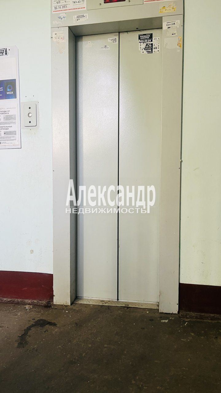 Комната в 3-комнатной квартире (61м2) на продажу по адресу Санкт-Петербург, проспект Маршала Жукова, 28к3— фото 2 из 8
