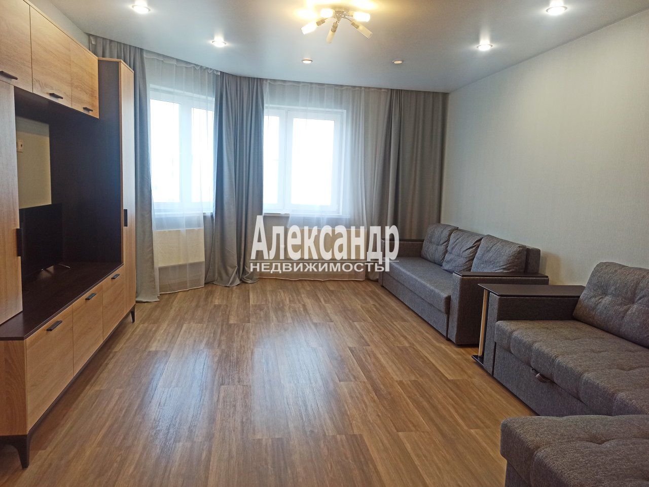 2-комнатная квартира (57м2) в аренду по адресу Санкт-Петербург, Комендантский проспект, 57к2— фото 1 из 19