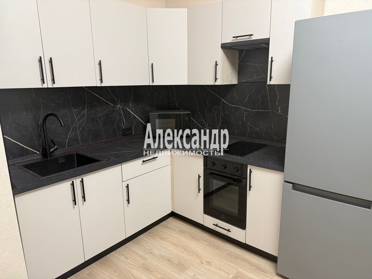 1-комнатная квартира (33м2) в аренду по адресу Санкт-Петербург, Пушкинский район, посёлок Шушары, улица Нины Петровой, 7к1— фото 8 из 18