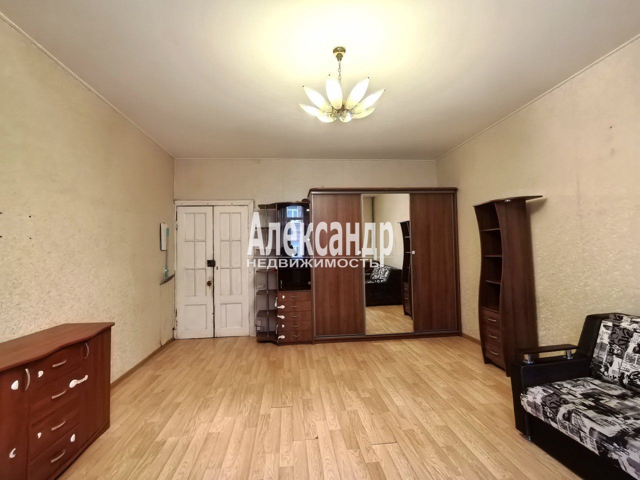 Комната в 3-комнатной квартире (93м2) на продажу по адресу Санкт-Петербург, улица Шевченко, 6/8— фото 2 из 11