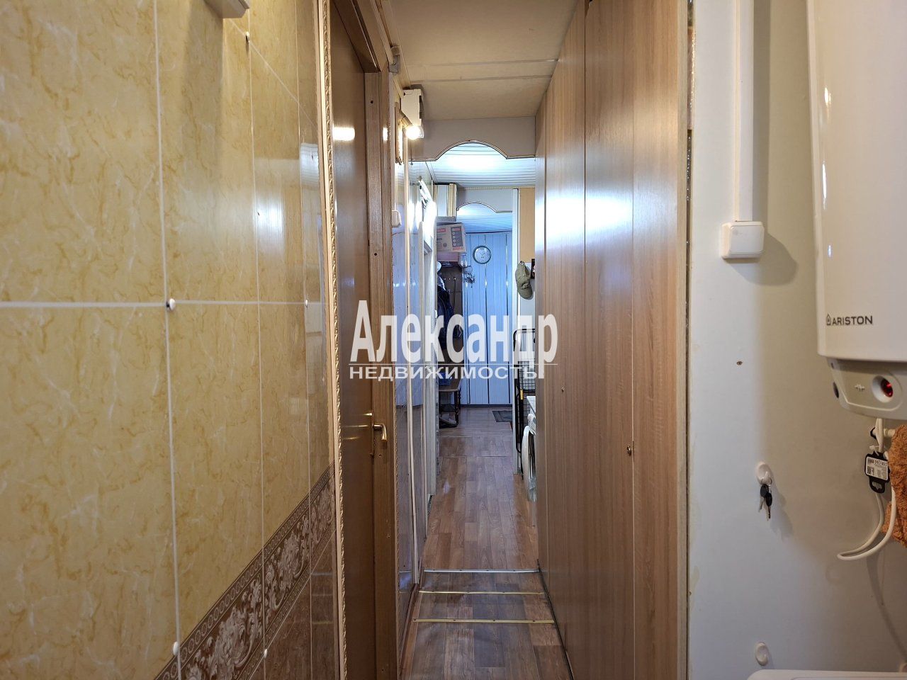 Комната в 5-комнатной квартире (103м2) на продажу по адресу Санкт-Петербург, Нейшлотский переулок, 15Б— фото 17 из 35