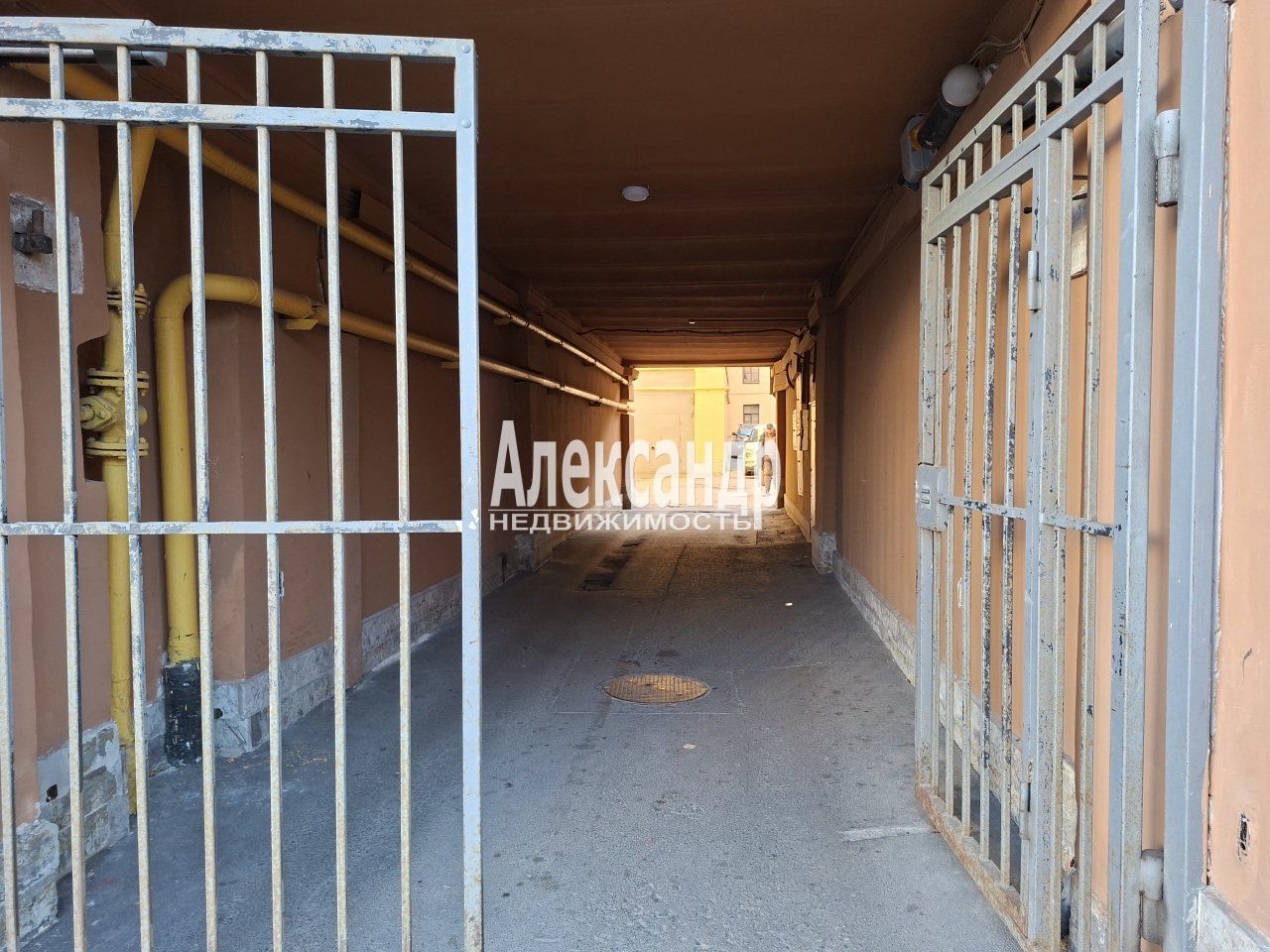 Комната в 5-комнатной квартире (103м2) на продажу по адресу Санкт-Петербург, Нейшлотский переулок, 15Б— фото 33 из 35
