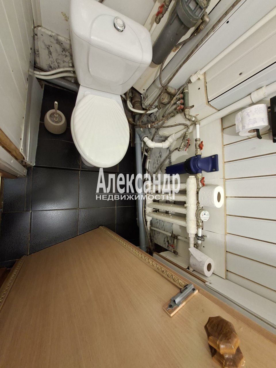 Комната в 5-комнатной квартире (103м2) на продажу по адресу Санкт-Петербург, Нейшлотский переулок, 15Б— фото 21 из 35