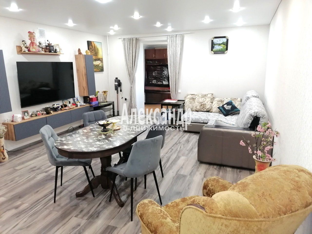 3-комнатная квартира (75м2) на продажу по адресу Ленинградская область, Приозерский район, посёлок Сосново, Первомайская улица, 9— фото 1 из 16