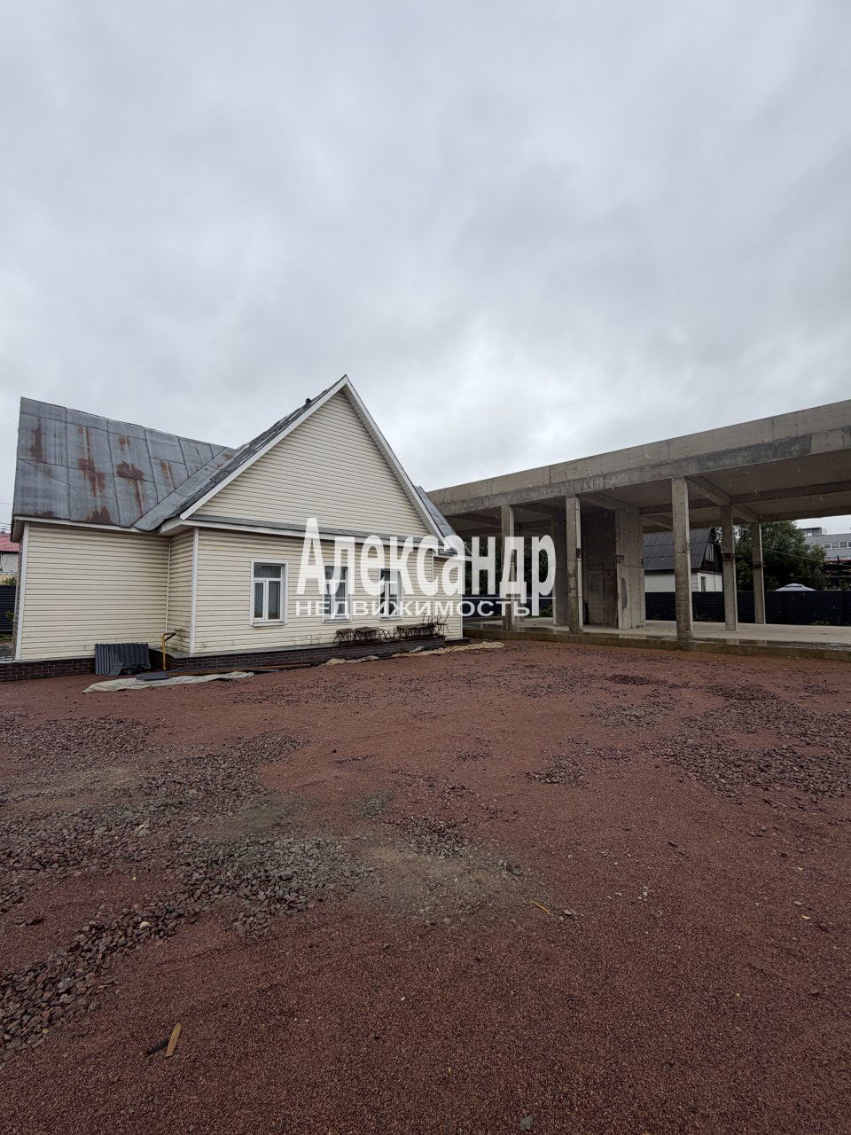 Продажа земельного участка коммерческого назначения с административными зданиями